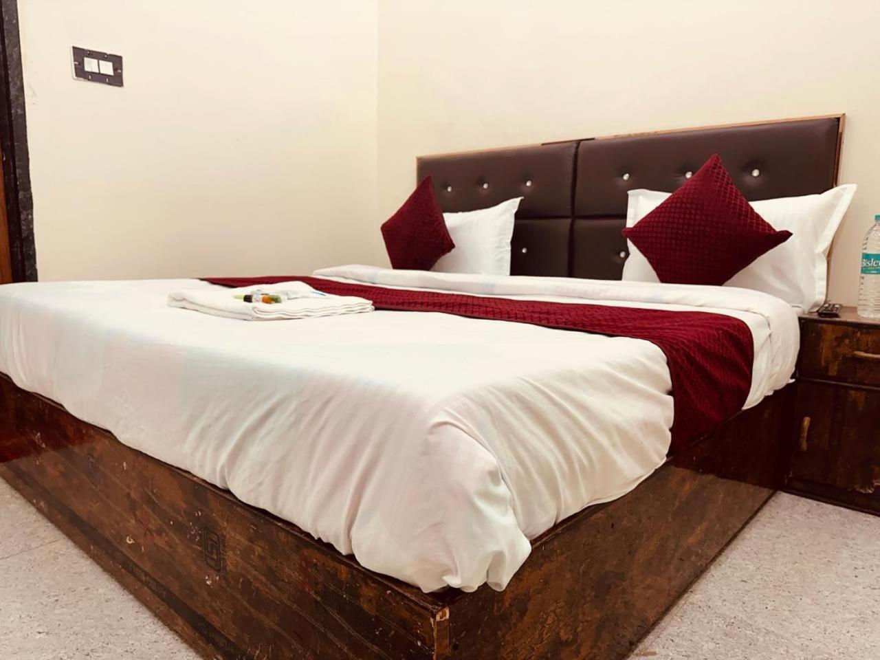 Hotel The Lord Krishna Residency Vrindāvan Extérieur photo