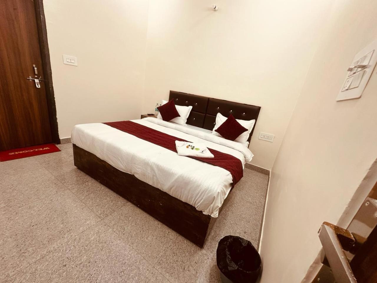 Hotel The Lord Krishna Residency Vrindāvan Extérieur photo