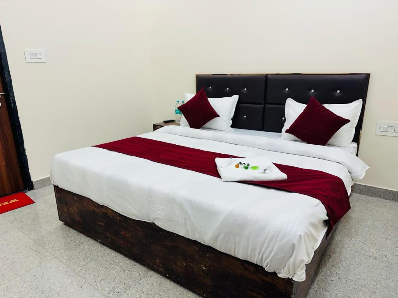 Hotel The Lord Krishna Residency Vrindāvan Extérieur photo