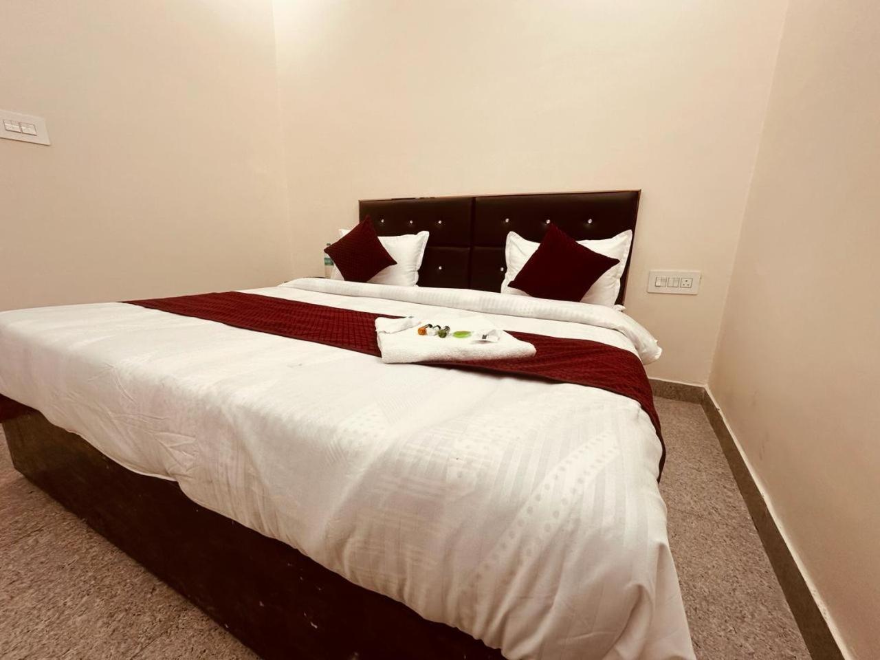 Hotel The Lord Krishna Residency Vrindāvan Extérieur photo