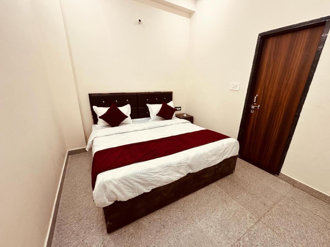 Hotel The Lord Krishna Residency Vrindāvan Extérieur photo
