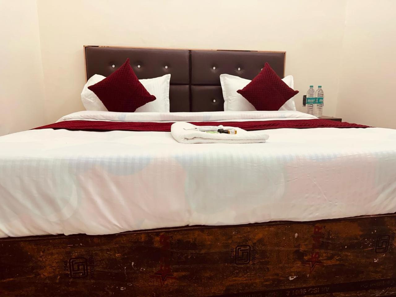 Hotel The Lord Krishna Residency Vrindāvan Extérieur photo